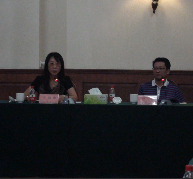 王淑賢副局長(cháng)（左）做(zuò)重要(yào)講話(huà)